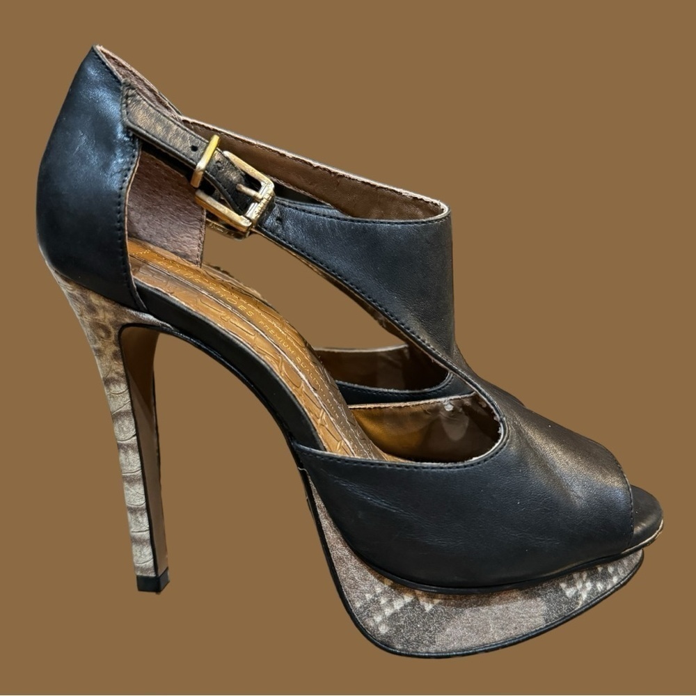 Ellus designer shoes! New over $450.‎ Black leather snake design.